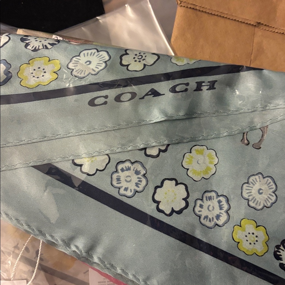 Coach 🆕 Waterfall Tea Rose Print Silk Diamond Scarf - Picture 4 of 4